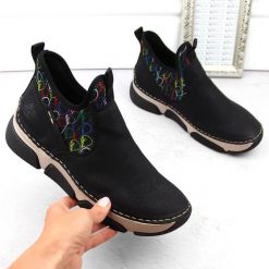 Komfortowe botki damskie wsuwane czarne Rieker 45957-00. Czarne botki Rieker, bez wzorów, ze skóry ekologicznej, bez obcasa, bez zapięcia. Za 329.00 zł.