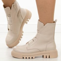 Beżowe botki damskie na traperze Jezzi 2150-19. Brązowe botki Jezzi, na jesień, bez wzorów, ze skóry, bez obcasa, bez zapięcia. Za 229.00 zł.