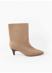 Botki na małym obcasie. Brązowe botki bonprix, bez wzorów, bez obcasa, bez zapięcia. Za 142.99 zł.