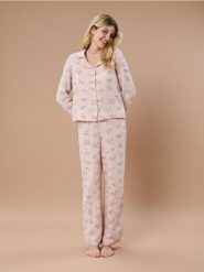 Muślinowa piżama z kołnierzykiem z nadrukiem w psy - różowy. Czerwone piżamy Sinsay, bez wzorów, bez ramiączek. Za 79.99 zł.