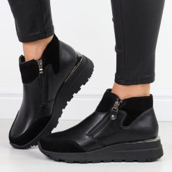 Czarne skórzane botki damskie Filippo dbt6348/24. Czarne botki Filippo, na jesień, bez wzorów, z polaru, z okrągłym noskiem, bez obcasa, bez zapięcia. W wyprzedaży za 257.14 zł.