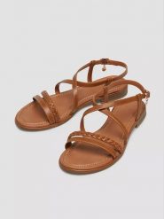 S.Oliver Sandały w kolorze jasnobrązowym rozmiar: 36. Brązowe sandały S.Oliver, bez wzorów, klasyczne, z otwartym noskiem, bez obcasa, bez zapięcia. Za 127.05 zł.
