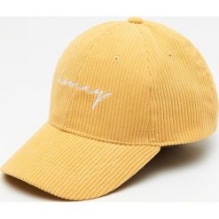 Sztruksowa czapka z daszkiem - Żółty. Czapki Cropp. Za 34.99 zł.