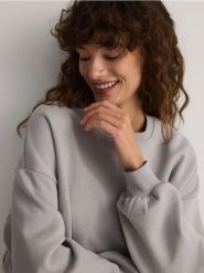 Krótka bluza ze ściągaczem - jasnoszary. Szare bluzy Reserved, l, bez wzorów, z bawełny, bez kaptura. W wyprzedaży za 39.99 zł.