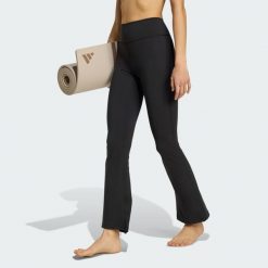 Legginsy All Me Essentials Flare. Czarne bielizna sportowa Adidas, bez wzorów, z materiału. Za 244.70 zł.