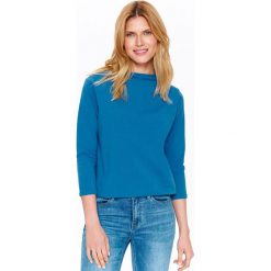 BLUZA NIEROZPINANA DAMSKA, GŁADKA. Niebieskie bluzy TOP SECRET, na lato, bez wzorów, z dzianiny, bez kaptura. W wyprzedaży za 39.99 zł.