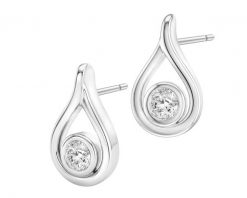 Kolczyki srebrne z diamentami laboratoryjnymi - 0,07 ct. Szare kolczyki Apart, z diamentem, srebrne. Za 409.00 zł.