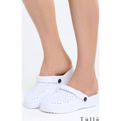 Białe Klapki Perfect Life. Białe klapki Born2be, bez wzorów, z materiału, bez obcasa, na koturnie. Za 39.99 zł.