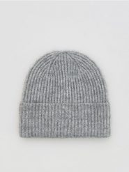 Prążkowana czapka beanie - jasnoszary. Szare czapki Reserved, bez wzorów, prążkowane. Za 49.99 zł.