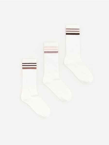 Skarpetki z bawełną 3 pack - brązowy. Brązowe skarpety Reserved, bez wzorów, z bawełny. Za 49.99 zł.