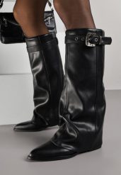 Czarne Kozaki z Noskiem w Szpic i Cholewką Imitującą Nogawkę z Klamrą Tusemira. Czarne kozaki Born2be, bez obcasa, na płaskiej podeszwie, bez zapięcia. Za 189.99 zł.