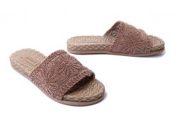 ARTIKER RELAKS 52C1160 brown, klapki damskie. Brązowe klapki Artiker Relaks, bez wzorów, bez obcasa, na obcasie. Za 75.99 zł.