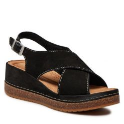 Sandały Clarks. Czarne sandały Clarks, bez wzorów, bez obcasa, na koturnie, bez zapięcia. Za 539.99 zł.
