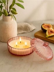 Świeca zapachowa o aromacie figi i mahoniu - różowy. Czerwone figi Sinsay, bez wzorów. Za 19.99 zł.