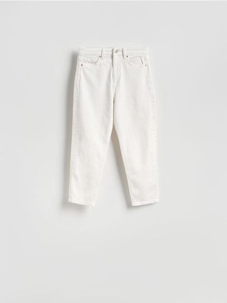 Jeansy mom fit z krótszą nogawką - złamana biel. Jeansy Reserved, bez wzorów. Za 129.99 zł.