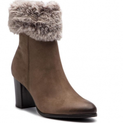 Botki CAPRICE - 9-25331-21 Dk Taupe Nubuc 348. Brązowe botki Caprice, bez wzorów, z futra, bez obcasa, na obcasie, bez zapięcia. W wyprzedaży za 249.00 zł.