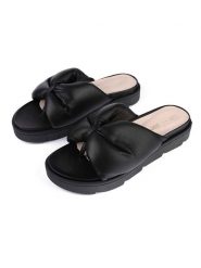 Loft37 Skórzane klapki "Salt Water" w kolorze czarnym rozmiar: 35. Czarne klapki loft37, bez wzorów, z otwartym noskiem, bez obcasa. Za 347.99 zł.