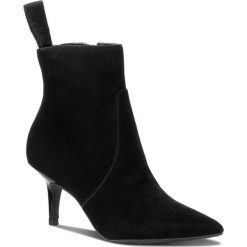 Botki GUESS - FLDD24 SUE09 BLACK. Czarne botki Guess, z aplikacjami, z materiału, bez obcasa, bez zapięcia. W wyprzedaży za 409.00 zł.