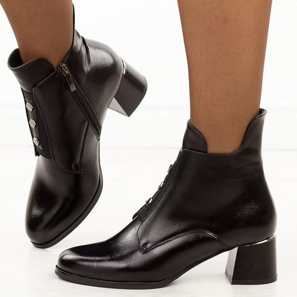 Czarne botki damskie na obcasie Potocki 12667. Czarne botki POTOCKI, na jesień, z aplikacjami, z gumy, z okrągłym noskiem, bez obcasa, na obcasie, bez zapięcia. Za 229.00 zł.