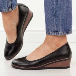 Czarne czółenka damskie na koturnie Vinceza 58628. Czarne czółenka VINCEZA, bez wzorów, z jeansu, z okrągłym noskiem, bez obcasa, na koturnie, bez zapięcia. Za 169.00 zł.