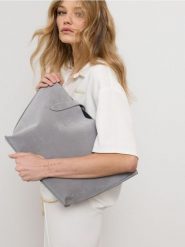 Torba shopper z imitacji zamszu z kosmetyczką - szary. Szare kufry i kosmetyczki Sinsay, bez wzorów, bez dodatków. Za 49.99 zł.