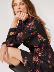 Apricot Sukienka w kolorze czarnym rozmiar: XS. Czarne sukienki Apricot, na imprezę, s, bez wzorów, z wiskozy, klasyczne, bez kołnierzyka, bez ramiączek, midi. Za 88.23 zł.