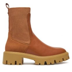 Botki ONLY. Brązowe botki Only, bez wzorów, bez obcasa, na płaskiej podeszwie, bez zapięcia. Za 279.99 zł.