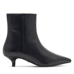 Botki GINO ROSSI. Czarne botki Gino Rossi, bez wzorów, bez obcasa, na słupku, bez zapięcia. Za 399.99 zł.