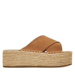 Klapki DeeZee. Brązowe klapki DeeZee, bez wzorów, bez obcasa. Za 159.99 zł.