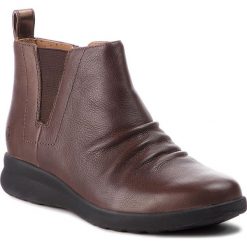 Botki CLARKS - Un Adorn Mid 261368624 Dark Brown Leather. Brązowe botki Clarks, bez wzorów, z materiału, bez obcasa, bez zapięcia. W wyprzedaży za 329.00 zł.