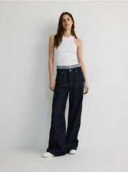 Jeansy wide leg z ozdobną wstawką - granatowy. Niebieskie jeansy Reserved, bez wzorów. W wyprzedaży za 69.99 zł.