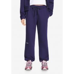Spodnie dresowe damskie Prosto Cut. Niebieskie spodnie dresowe Prosto, bez wzorów, z dresówki. W wyprzedaży za 233.99 zł.