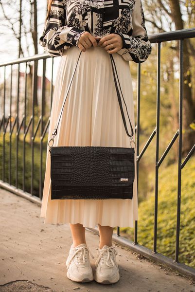 Listonoszka skórzana SHE 398w czarny krokodyl. Czarne torebki klasyczne SHE, bez wzorów, ze skóry, bez dodatków. Za 349.99 zł.