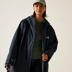 Wodoodporny szlafrok do przewijania dla dorosłych unisex. Niebieskie szlafroki Regatta, bez wzorów, bez ramiączek, bez kaptura. Za 329.99 zł.