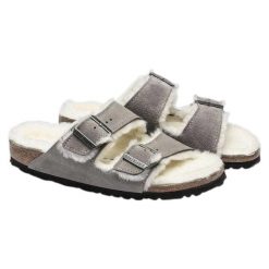 Zamszowe Klapki Unisex Dla Dorosłych Arizona. Szare klapki Birkenstock, bez wzorów, z materiału, z otwartym noskiem, bez obcasa. Za 569.00 zł.