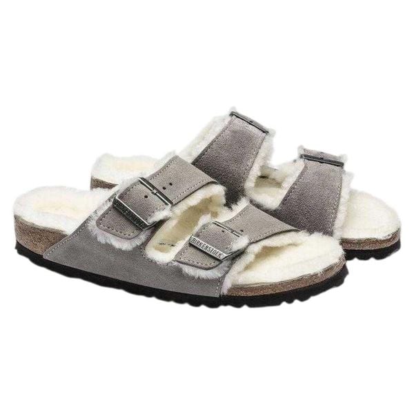 Zamszowe Klapki Unisex Dla Dorosłych Arizona. Szare klapki Birkenstock, bez wzorów, z materiału, z otwartym noskiem, bez obcasa. Za 569.00 zł.