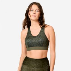 Stanik sportowy Domyos w cętki lamparta khaki. Zielone koszulki sportowe DECATHLON, bez wzorów, z elastanu, bez ramiączek, na jogę i pilates. Za 69.99 zł.