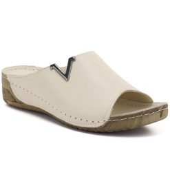 Skórzane klapki na koturnie beżowe T.Sokolski L211. Brązowe klapki T.Sokolski, bez wzorów, ze skóry, bez obcasa, na koturnie. Za 209.99 zł.