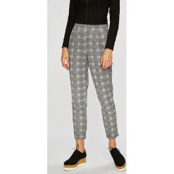 Jacqueline de Yong - Spodnie. Szare spodnie materiałowe Jacqueline de Yong, na co dzień, l, bez wzorów, z elastanu. W wyprzedaży za 69.90 zł.