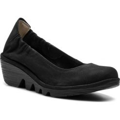 Półbuty FLY LONDON - Pledfly P500819002 Black. Czarne czółenka Fly London, bez wzorów, z nubiku, bez obcasa, na koturnie, bez zapięcia. W wyprzedaży za 249.00 zł.