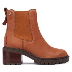 Botki Tommy Hilfiger. Brązowe botki TOMMY HILFIGER, bez wzorów, z nubiku, bez obcasa, na słupku, bez zapięcia. Za 749.99 zł.