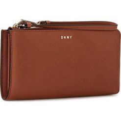 Duży Portfel Damski DKNY - Slgs-Bryant Park R2235051 Terracotta 229. Brązowe portfele DKNY, bez wzorów, ze skóry. W wyprzedaży za 209.00 zł.