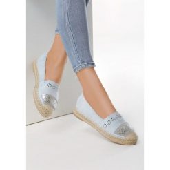 Niebieskie Espadryle Siblinghood. Niebieskie espadryle Born2be, z aplikacjami, bez obcasa, na płaskiej podeszwie, bez zapięcia. Za 59.99 zł.