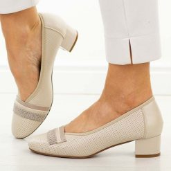 Beżowe czółenka damskie na obcasie Potocki 12792. Brązowe czółenka POTOCKI, w ażurowe wzory, z materiału, z okrągłym noskiem, bez obcasa, na obcasie, bez zapięcia. Za 189.00 zł.