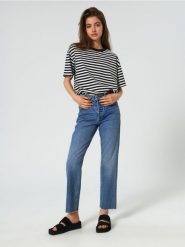 Jeansy straight high waist - niebieski. Niebieskie jeansy Sinsay, bez wzorów, z podwyższonym stanem. W wyprzedaży za 42.99 zł.