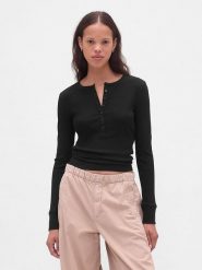 GAP Koszulka w kolorze czarnym rozmiar: XXL. Czarne bluzki GAP, xxl, bez wzorów, bez kołnierzyka, bez ramiączek. Za 91.77 zł.