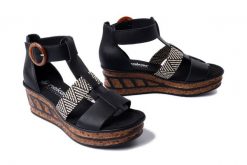 RIEKER 68182-00 black, sandały damskie. Czarne sandały Rieker, bez wzorów, bez obcasa, na koturnie, bez zapięcia. Za 339.90 zł.