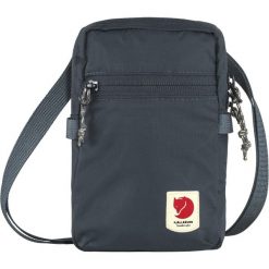 Saszetka na szyję Fjallraven High Coast Pocket - navy. Niebieskie torby na ramię Fjällräven, bez wzorów, sportowe, bez dodatków. W wyprzedaży za 199.00 zł.