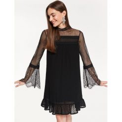 ELEGANCKA ZWIEWNA SUKIENKA Z PRZEZROCZYSTYMI WSTAWKAMI. Czarne sukienki TOP SECRET, bez wzorów, z koronki, eleganckie, bez kołnierzyka, bez ramiączek. W wyprzedaży za 59.99 zł.