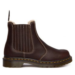 Sztyblety Dr. Martens. Brązowe botki Dr. Martens, bez wzorów, bez obcasa, na płaskiej podeszwie, bez zapięcia. Za 989.99 zł.